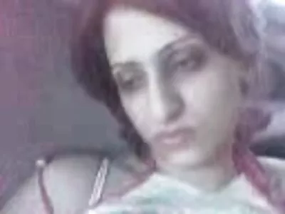 خوبصورت سنہرے بالوں والی ہولی چوستے ساتھی کی چوت کو پسند کرتی ہے۔