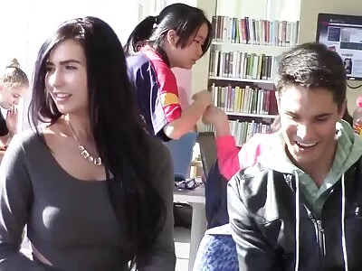 بوٹلیشیئس سیاہ بیب سفید لڑکے کو بڑے پیکر کے ساتھ پیٹ رہا ہے۔