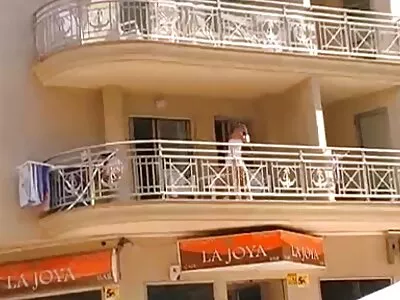 خوشگوار ایشیائی گیلے ہو جاتا ہے اور انسٹرکٹر کو بلوج دیتا ہے۔