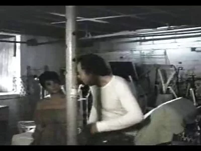 روسی گڑیا ایک خوفناک فلم دیکھتے ہوئے باہر بھاڑ میں جاؤ