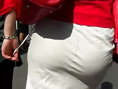 تین نوعمر بچے صوفے پر بھاپ بھرے لِک فیسٹ سے لطف اندوز ہو رہے ہیں۔