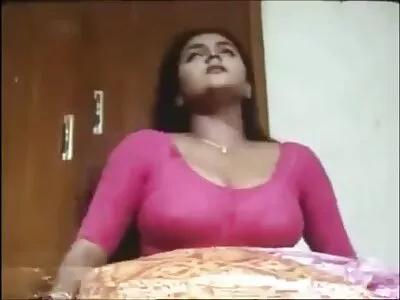 باس آفس ورکر کو اپنے پسندیدہ ہسپانوی اسسٹنٹ کو چودتے ہوئے دیکھ رہا ہے۔