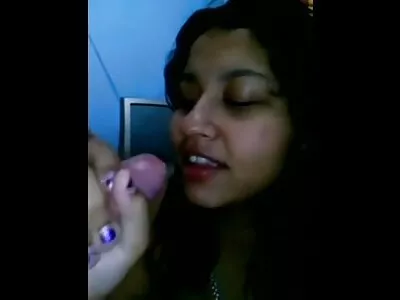 سنہرے بالوں والی پیاری ایک مرگا اڑا اور سب کچھ نگل