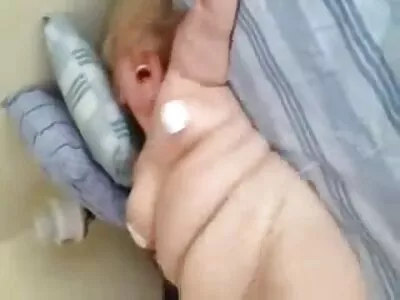 چوزہ بڑے بڑے جگوں کے ساتھ اور لڑکا ڈیک کرسی پر باہر میل جول کرتا ہے۔