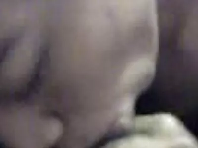 روسی لڑکی صوفے پر فحش اداکارہ کے ساتھ جنسی تعلقات رکھتی ہے۔