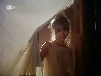 سینگ MILFs پاگل چھاترالی پارٹی کے دوران کچھ نوجوان لنڈوں پر جھپٹتے ہیں۔