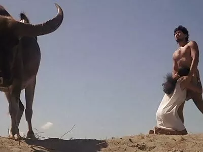 لائیو میوزک سنتے ہوئے رات کے کھانے کے لیے گرما گرم گرل فرینڈ سے ملنا