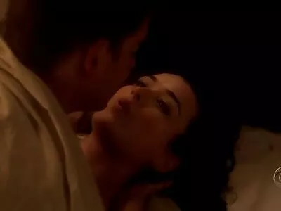 سنہرے بالوں والی بیب اپنی شرمیلی گرل فرینڈ پر جنسی آلات کی جانچ کر رہی ہے۔