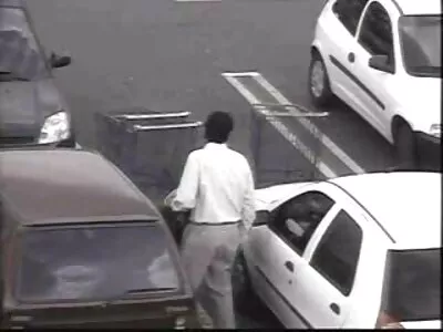 ننگی خوبصورتی پرجوش طور پر خوبصورت عاشق کے لنڈ پر چھلانگ لگاتی ہے۔