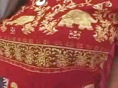 سٹڈ اپنی رسیلی چھاتیوں کو چاٹنے کے لیے وقت کے ساتھ بسٹی ڈیوا میں شامل ہوتا ہے۔