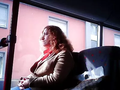 پیاری برونیٹ چوس رہی ہے اور لونگ روم میں سوتیلے والد کے ڈک پر سوار ہے۔