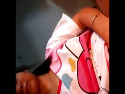 خوبصورت سیاہ جلد والی ٹنسلی ریگن کو ایک بہت بڑا کالا مرغا ملتا ہے۔