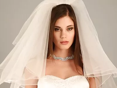 بھوکی بلی والی عورت نے نوجوان سے بات کی کہ وہ اسے جھٹکا دے فلم کرے۔