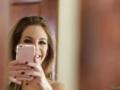قدرتی چھاتی کے ساتھ سنہرے بالوں والی hottie اس کے پریمی کے ساتھ کنکی ہو جاتا ہے