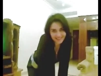 شاہانہ بالوں والی کالی بیب نے بلی کو مشکل سے چدایا