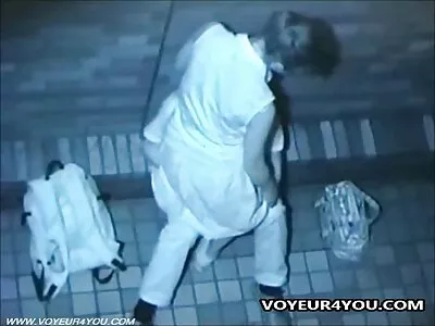 نوجوان خوبصورتی سینگ والے سوتیلے کو مطلوبہ orgasm حاصل کرنے میں مدد دیتی ہے۔