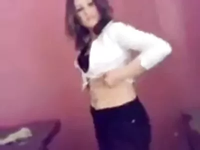 جاپان سے لمبے بالوں والی لڑکی cocksucking کے بعد کتے میں fucked