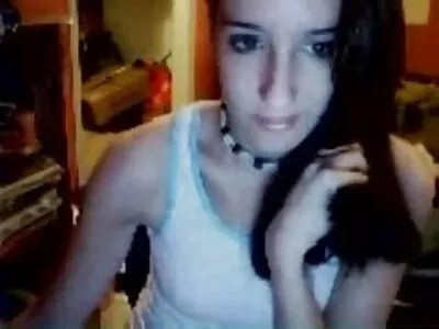 سنہرے بالوں والی MILF اپنے خوبصورت سیاہ جڑنا کو خوش کر رہی ہے۔