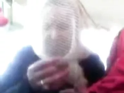 سرخ بالوں اور رسیلی چھاتی کے ساتھ پیلا وینچ کاک سواری پر توجہ مرکوز کرتا ہے۔