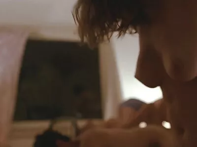Pornstar صرف امیر آدمی کو مطمئن کرنے کے لئے سوراخ کرنے کے لئے بلی دیتا ہے