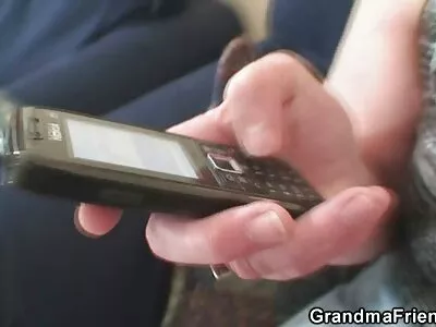 برانڈی محبت کا نوجوان مددگار باورچی خانے میں سنہرے بالوں والی لڑکی کو چودتا ہے۔