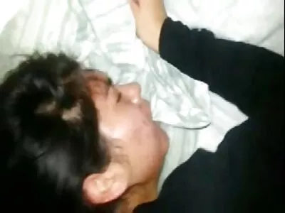 گھٹنوں کے بل گرنے کے بعد، وہ اسے ایک خوبصورت بلو جاب دیتی ہے۔