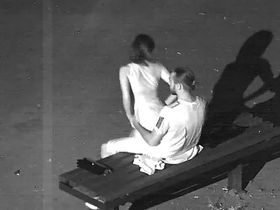 گندے کالے بالوں والی چوزہ لاپرواہی کا کام کرتی ہے۔