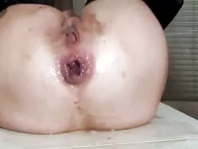 سمر ڈے ہنکس کا رسیلی لنڈ چوستا ہے جب تک کہ وہ اسے سرخ نہ کرے۔