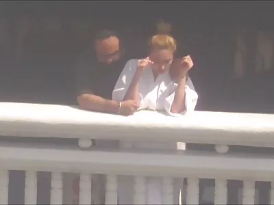 پاش خواتین بڑے لنڈ والے انگریز جنٹلمین کے ساتھ سیکس بریک کرتی ہیں۔