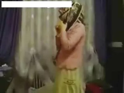 سیاہ جرابوں میں پلاٹینم سنہرے بالوں والی گدی کو پھلوں کے ساتھ لاڈ کرتی ہے۔