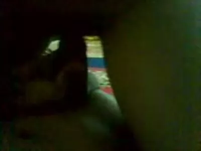 خوش مزاج لیٹنا ڈک پر اس طرح سواری کرتی ہے جیسے اس کا مطلب ہے۔