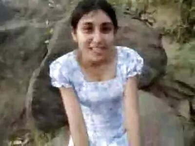 خوبصورت brunette باہر دو خوش قسمت studs کی طرف سے fucked کیا جا رہا ہے