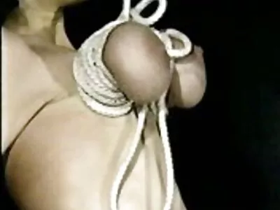 سفید فام آدمی ایبونی MILF اور اس کی بیٹی کو خوش کرنے کا انتظام کرتا ہے۔
