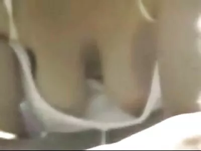 ایبونی بیب اپنے ساتھی کے ساتھ سوئمنگ پول کے قریب ہے۔