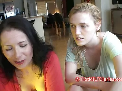 Freshman کا ڈک سخت slut کے سینگ والے twat کے اندر کام کرتا ہے۔