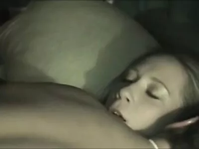 دو سملینگک براہ مہربانی بلی چاٹنے کی کارروائی کے ساتھ