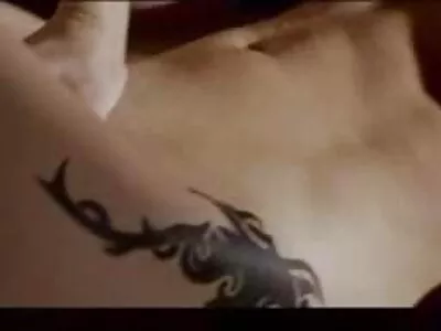 سنہرے بالوں والی کو ڈوگ اسٹائل پوزیشن میں سخت ہل چلاتے ہیں۔