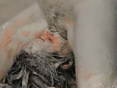 انسان زنجیروں میں جکڑے ہوئے سنہرے بالوں والی غریب روح کے گرد گھوم رہا ہے۔