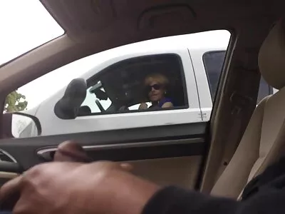 اسٹیو ہومز میز پر خوبصورت بیلا رولینڈ کو چود رہا ہے۔