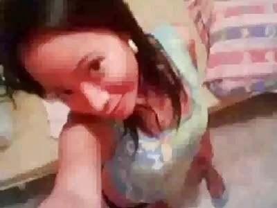 بڑی چھاتی کے ساتھ نرڈی بیب گاڑی میں مشکل سے بھاڑ میں جاتی ہے۔