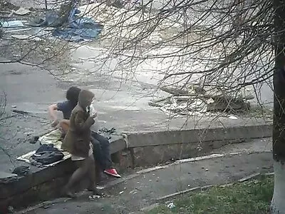 خوبصورت بچے بالکونی میں کچھ سملینگک مزہ کر رہے ہیں۔