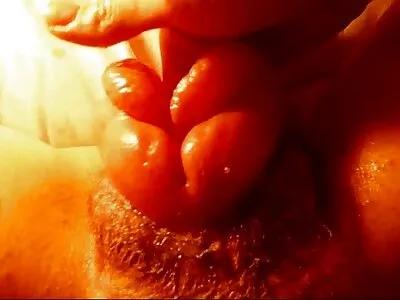 سنہرے بالوں والی گرل فرینڈ اپنے عاشق کو مطمئن کرنے کے لیے کچھ بھی کرے گی۔