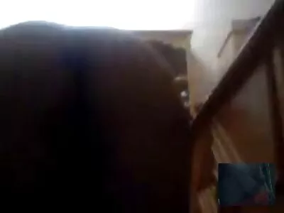 اداس سنہرے بالوں والی لڑکی سر میں گڑبڑ سے محبت کرتا ہے
