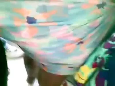 آبنوس ملف ایک سفید مرغ کو چوستا ہے پھر اسے سختی سے چلاتا ہے۔