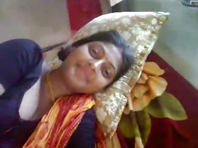 بخار ہوا میں ہوتا ہے جب آدمی اپنے مرغ سے MILF کو ٹھیک کرتا ہے۔