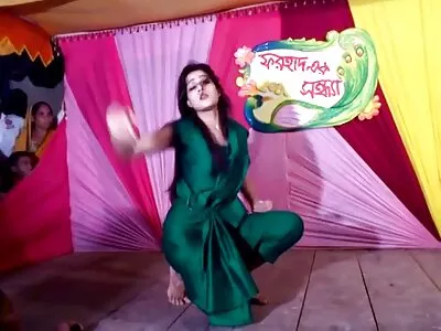گندی نانی Jessye ایک نوجوان جڑنا کی طرف سے fucked ہو جاتا ہے
