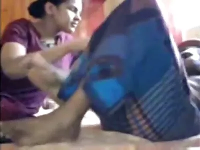 ہیلس میں شاندار چوزہ ایک خوبصورت لڑکے کو مطمئن کرتا ہے۔