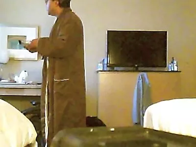 گستاخ چھاتی کے ساتھ خوبصورت سنہرے بالوں والی اس کے سوتیلے بھائی fucks