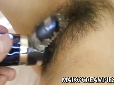 ایک بڑا گدا کے ساتھ منحنی brunette لڑکی گھر پر خراب ہو جاتا ہے