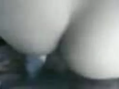دلکش brunette چیری رگڑ رہا ہے جبکہ کہ مرگا اسے drills